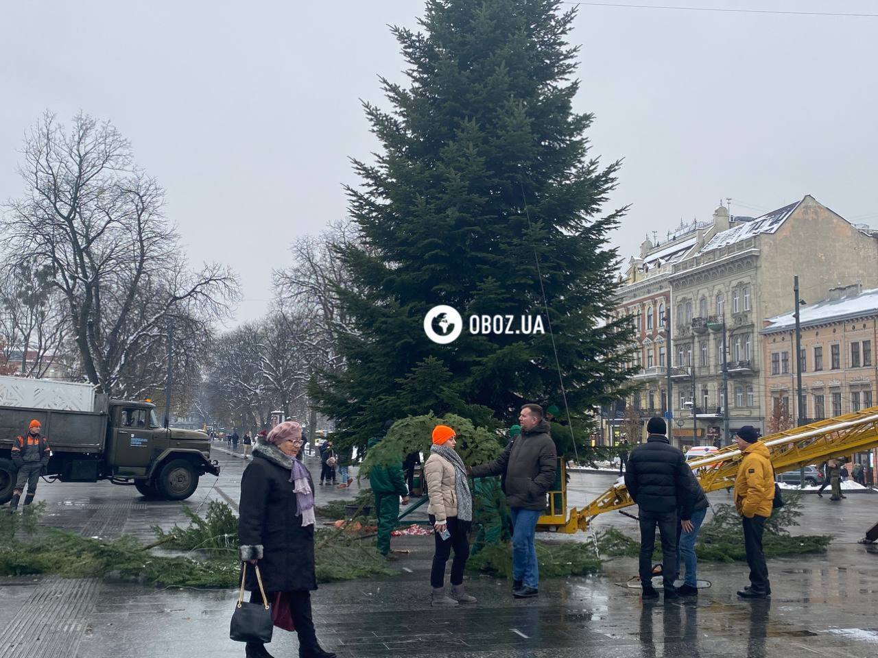 A Christmas tree installed in Lviv: the city is actively preparing for the celebration. Photo report