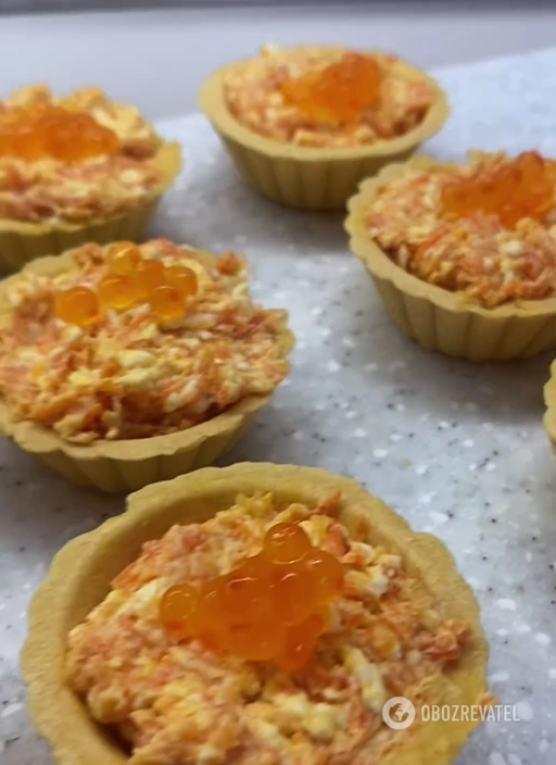 Holiday tartlets with carrots and processed cheese that are easy to prepare