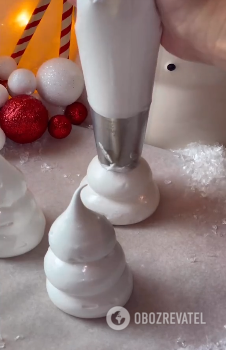 Snowman meringue: how to surprise guests for Christmas and New Year