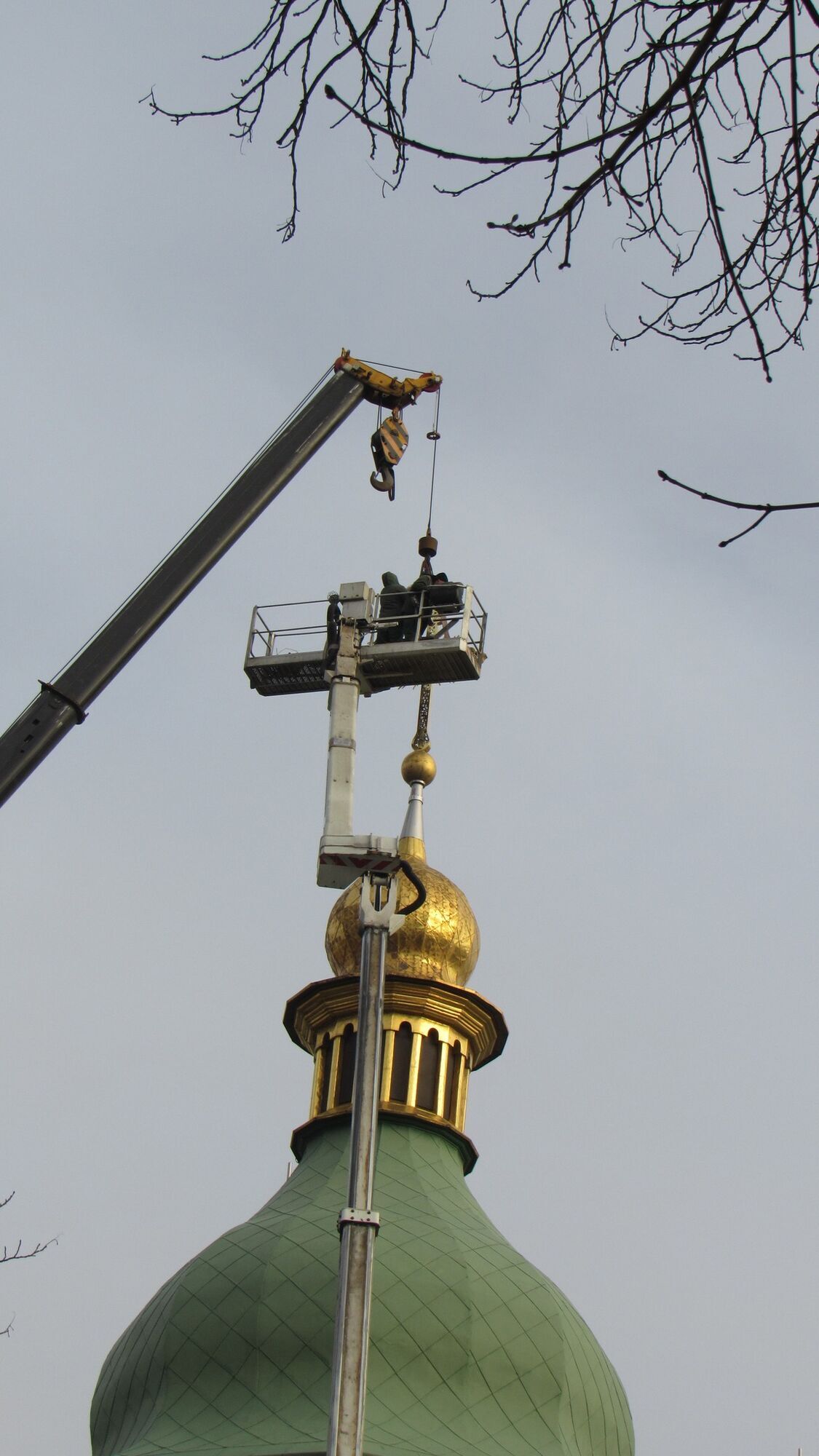 Work has begun in Kyiv to return the restored crosses to St. Sophia Cathedral. Photo.