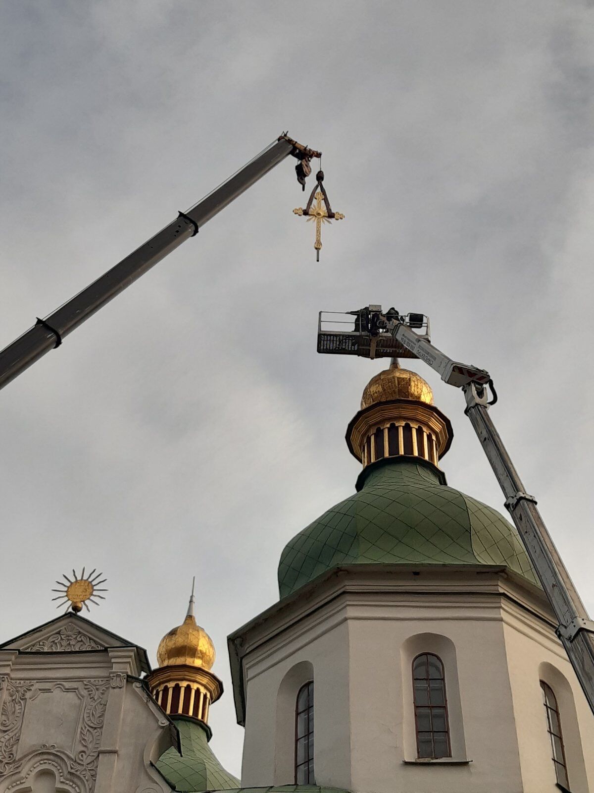 Work has begun in Kyiv to return the restored crosses to St. Sophia Cathedral. Photo.