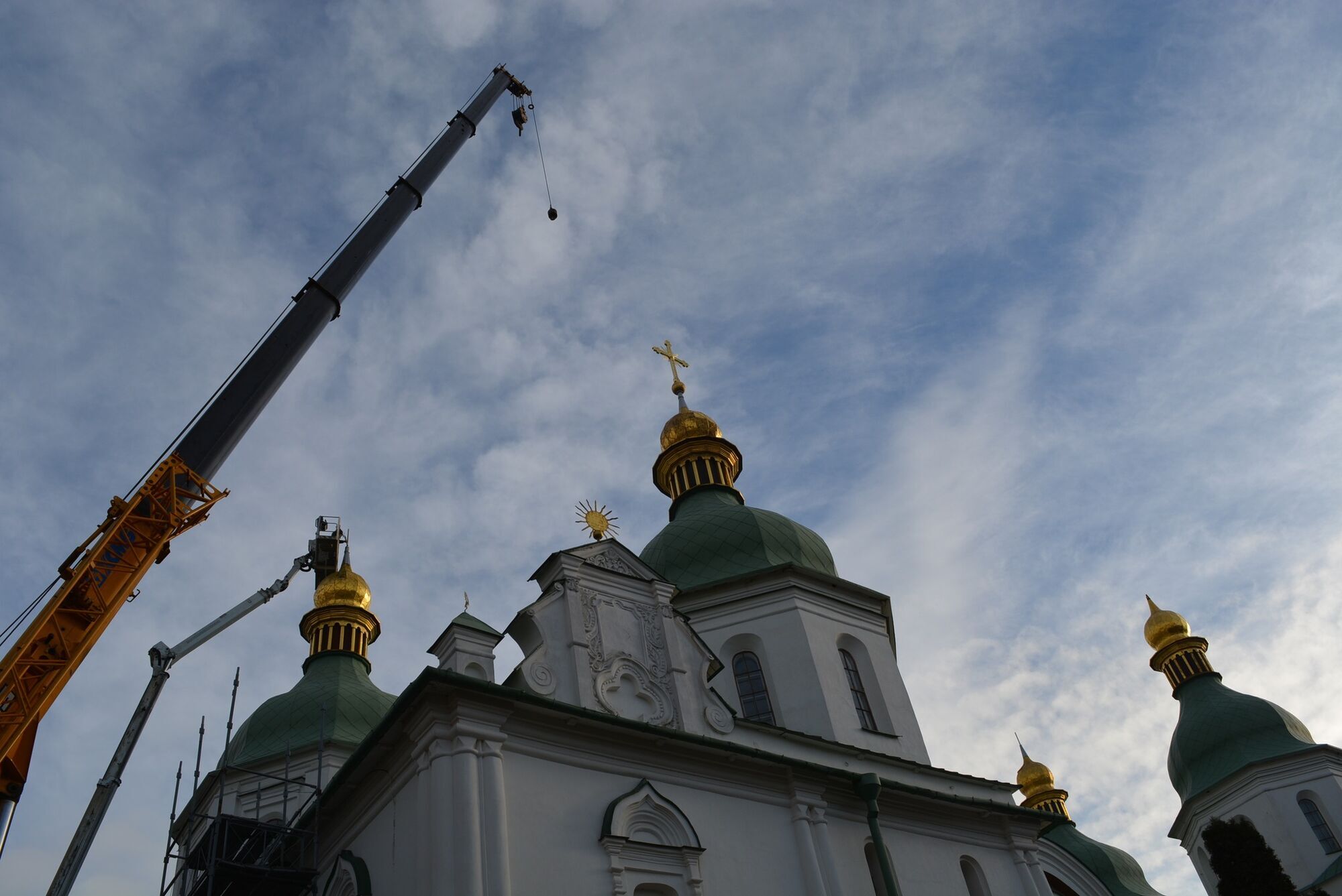 Work has begun in Kyiv to return the restored crosses to St. Sophia Cathedral. Photo.