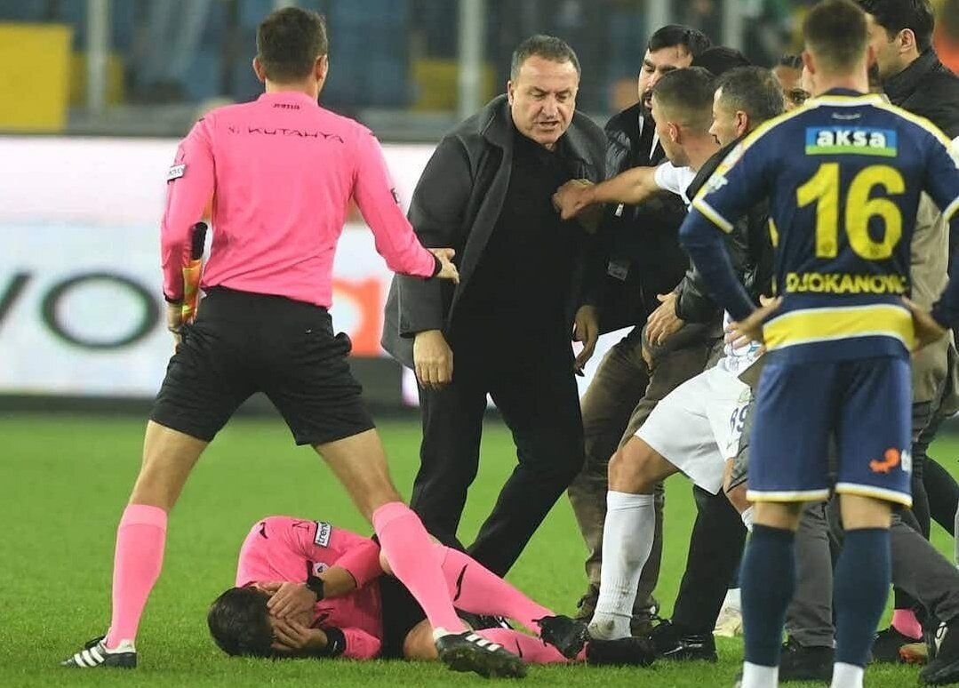 New scandal in Turkey. The club president got upset about a goal and took the players off the field