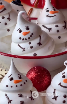 Snowman meringue: how to surprise guests for Christmas and New Year