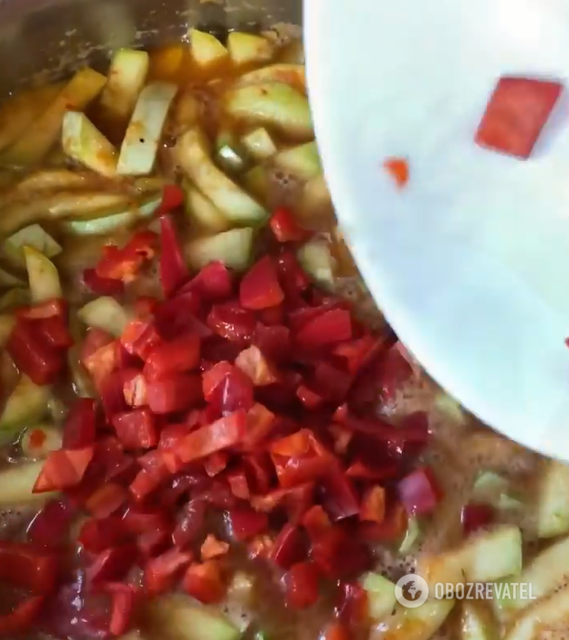 Zucchini lecho for the winter instead of salads: how to make a versatile side dish