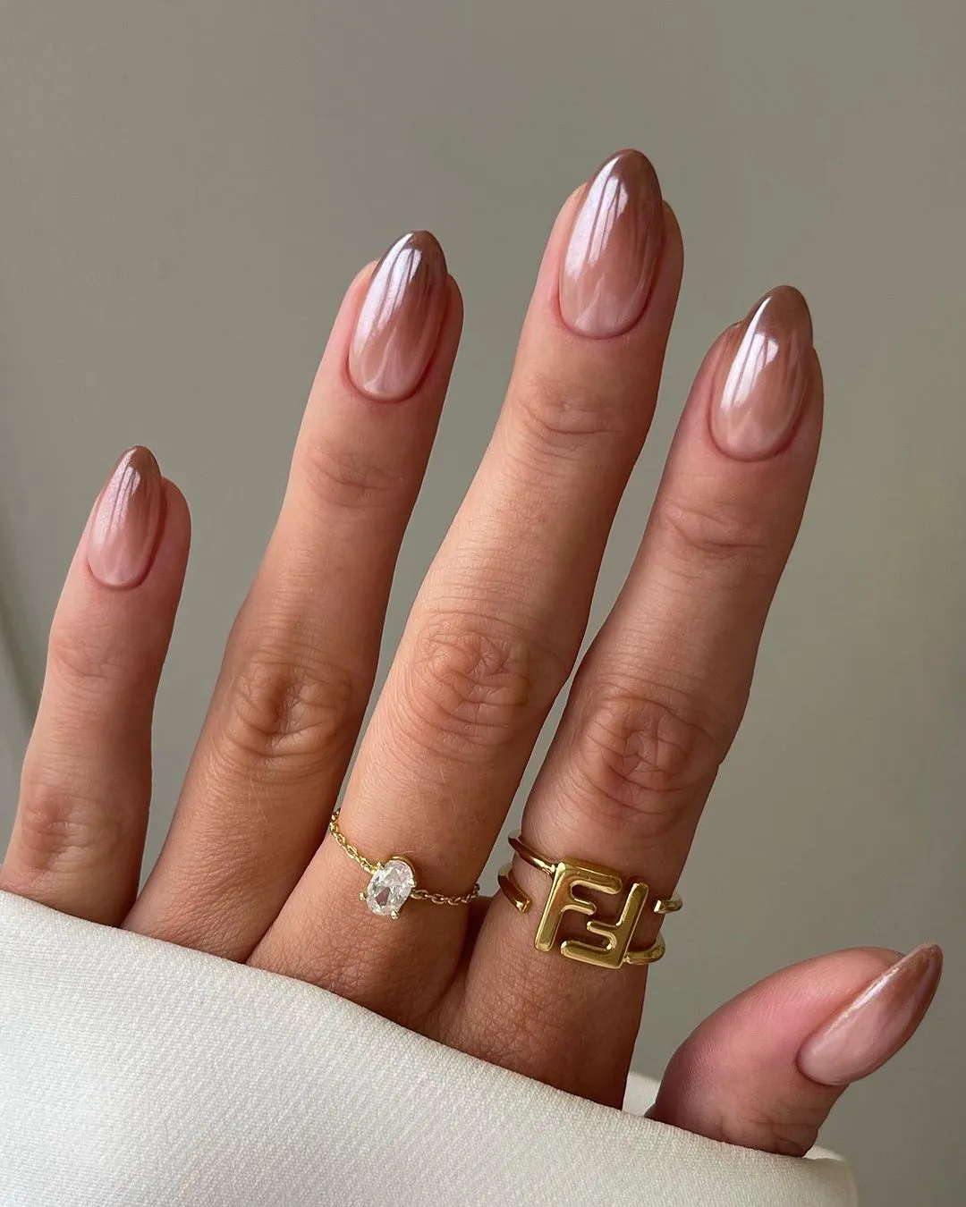 Jennifer Lopez showed the perfect nail color for minimalists: what are the benefits of American manicure