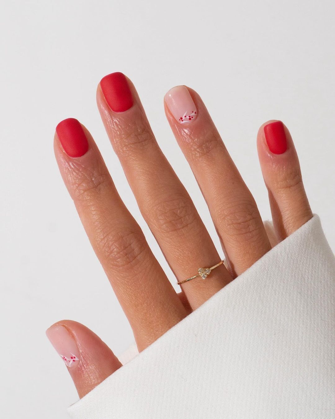 Jaki manicure zrobić na Nowy Rok: 7 ciekawych pomysłów na krótkie paznokcie