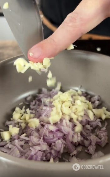 Adding garlic to onions