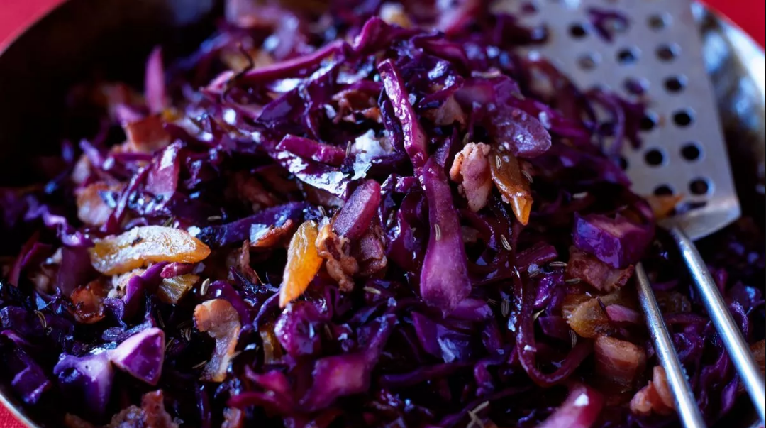 Spicy stewed cabbage: how to create a masterpiece from an ordinary dish