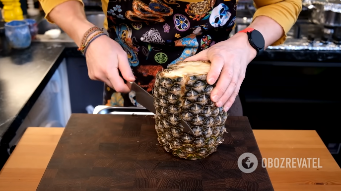 How to peel a pineapple in 1 min: the easiest method