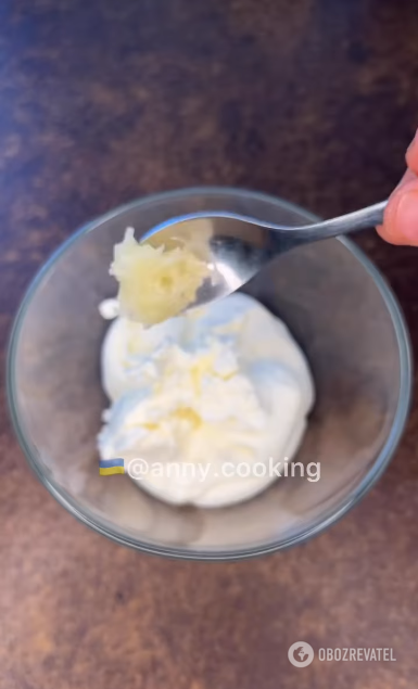 How to bake potatoes in a delicious and unusual way: with sour cream, cheese and herbs