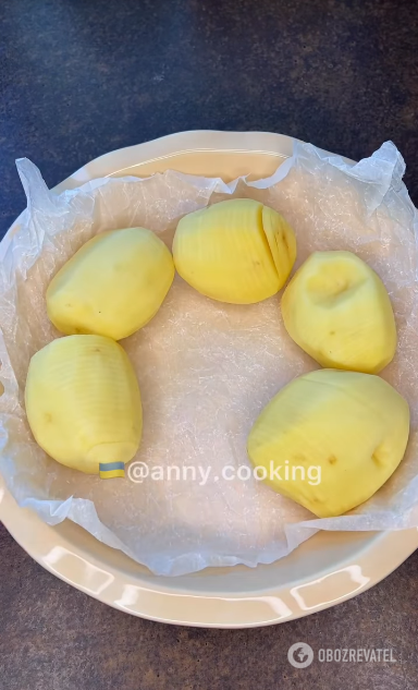 How to bake potatoes in a delicious and unusual way: with sour cream, cheese and herbs