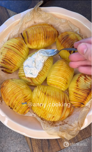 How to bake potatoes in a delicious and unusual way: with sour cream, cheese and herbs