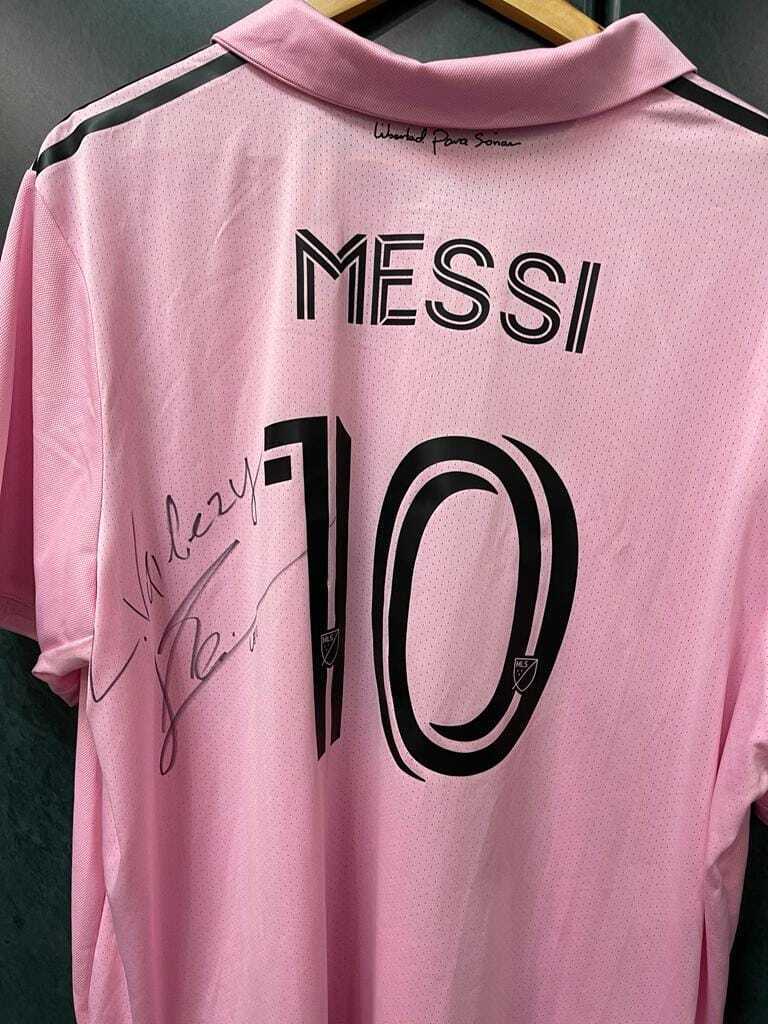 Lionel Messi made a gift for Valerii Zaluzhnyi. Photo