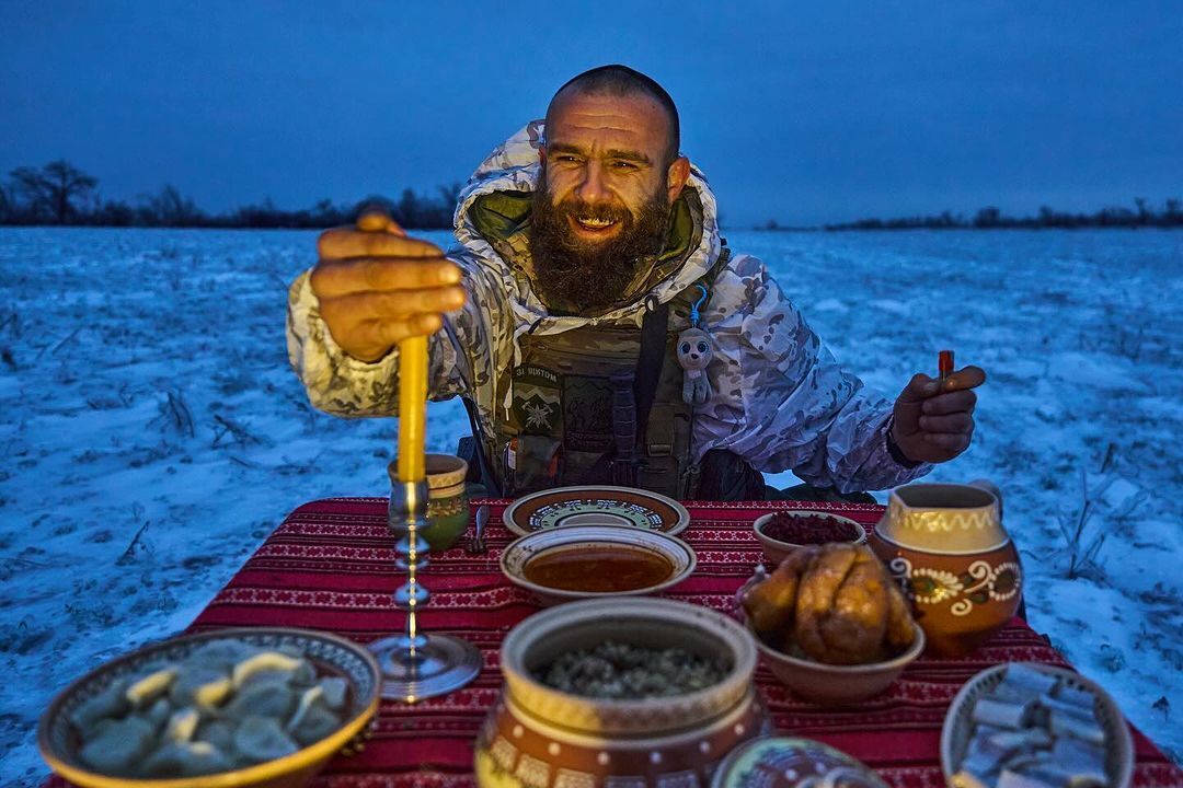 Fotograf wojskowy wzruszony ''świątecznymi'' zdjęciami obrońców, którzy nie mogą wrócić do domu na Boże Narodzenie