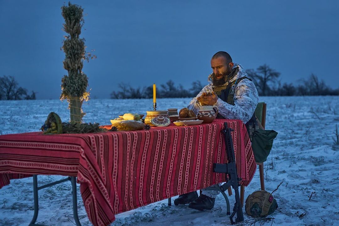 Military photographer touched with ''festive'' photos of defenders who cannot come home for Christmas