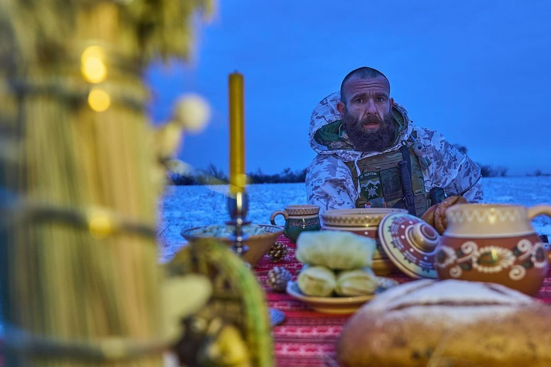 Military photographer touched with ''festive'' photos of defenders who cannot come home for Christmas