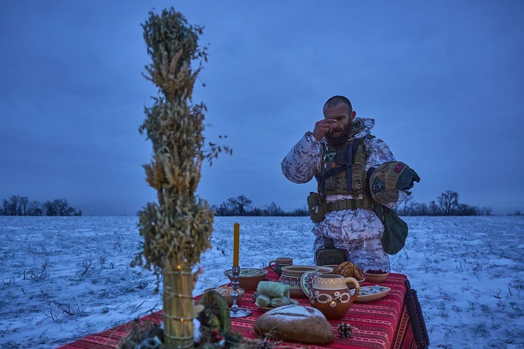 Military photographer touched with ''festive'' photos of defenders who cannot come home for Christmas