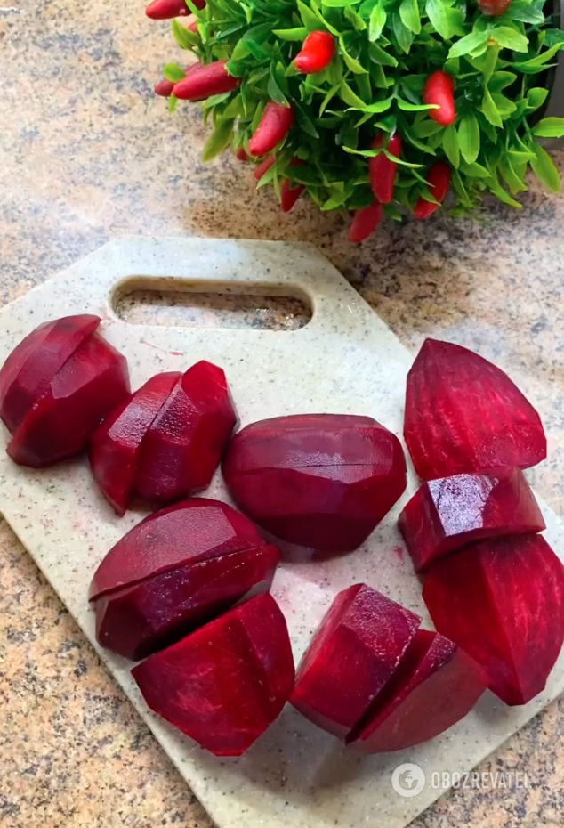 Raw beets for salads