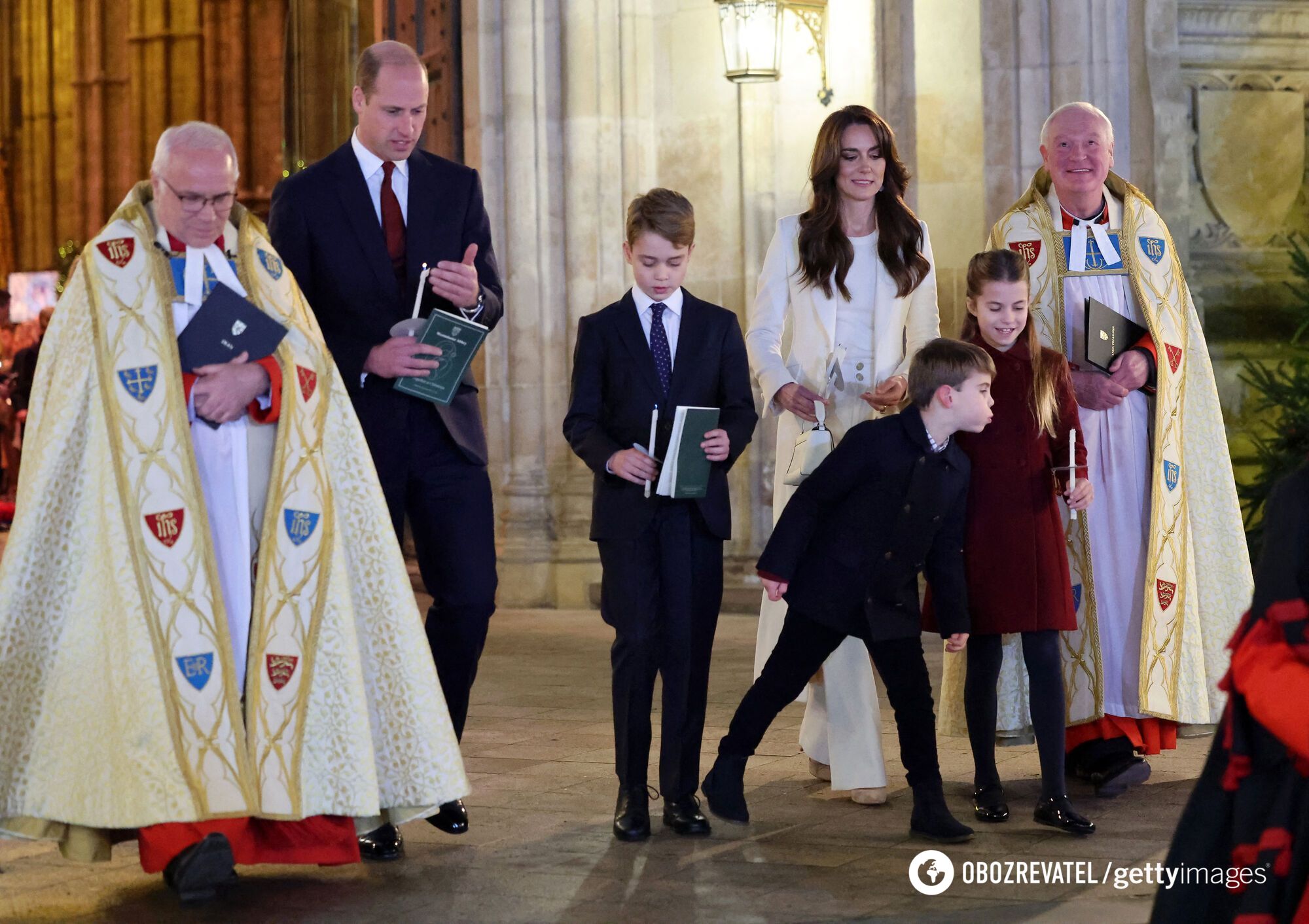 Poked his mom and pointed his finger: 5-year-old Prince Louis wowed the audience at a Christmas concert