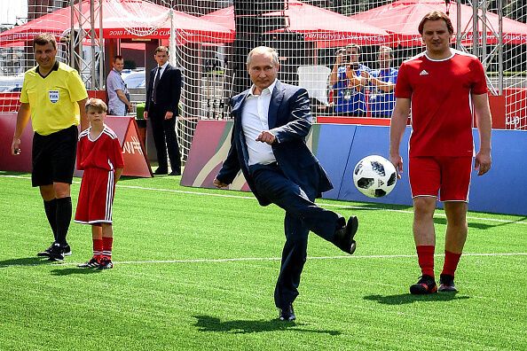 Władimir Putin grający w piłkę nożną
