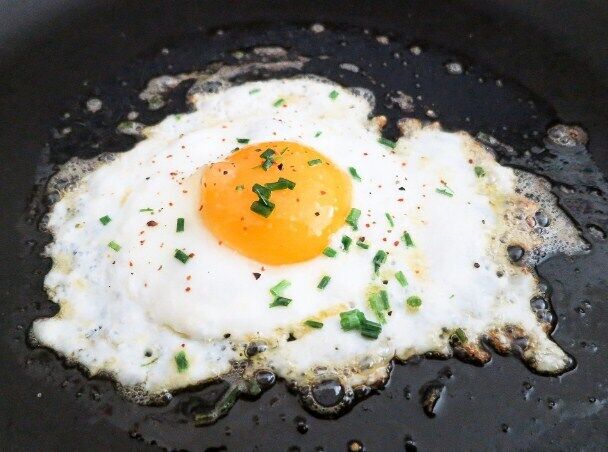 Fried eggs without oil