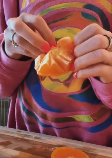 How to peel a tangerine in 2 seconds: sharing a simple life hack