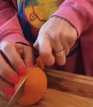 How to peel a tangerine in 2 seconds: sharing a simple life hack