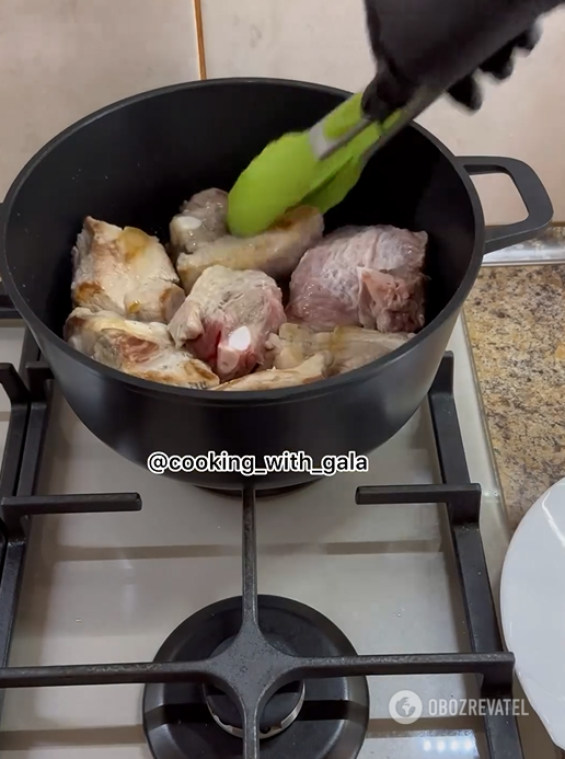 What meat goes best with delicious stewed cabbage: recipe