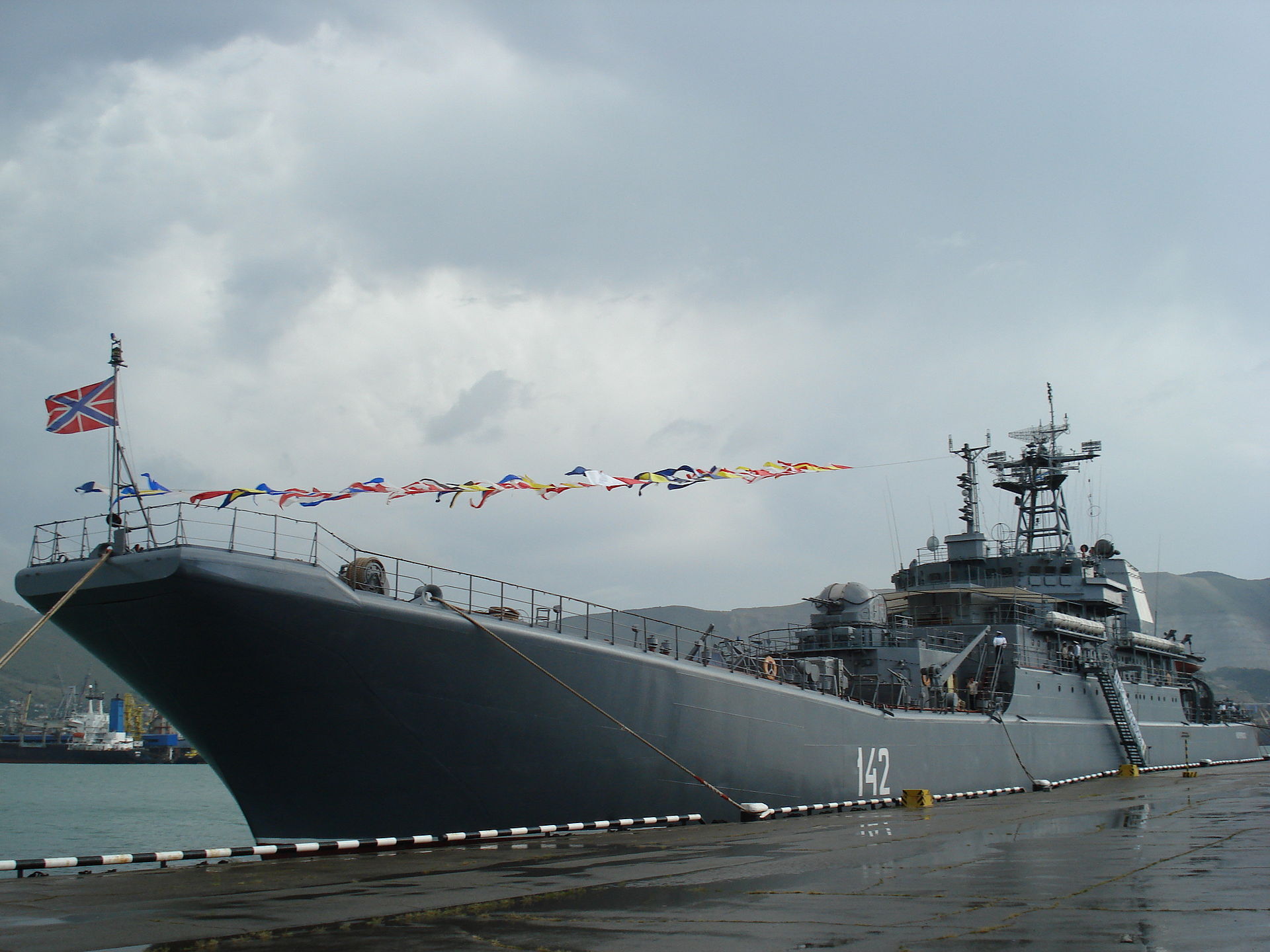 Eksplozje w okupowanej Teodozji: Ukraińskie Siły Zbrojne uderzyły w statek Nowoczerkask, słychać detonacje. Zdjęcia i wideo
