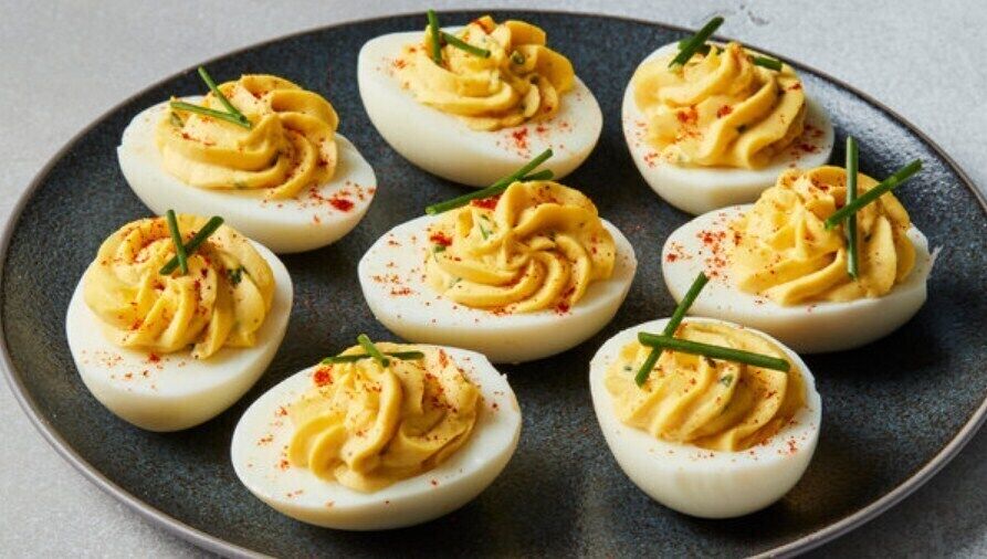 Stuffed eggs with tuna