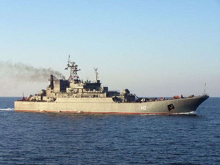 Duży amfibijny okręt szturmowy Nowoczerkask przewożący Shaheds uderzył w porcie Teodozja - Siły Powietrzne