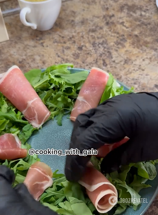 How to make a salad without mayonnaise for the holidays: with arugula, persimmon and jamon