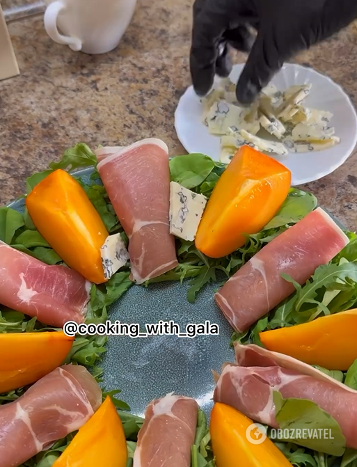 How to make a salad without mayonnaise for the holidays: with arugula, persimmon and jamon