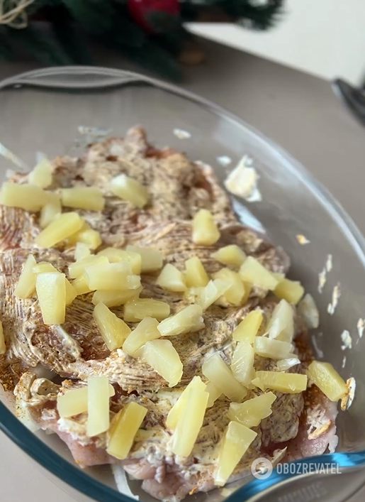 Juicy chicken fillet with pineapple and cheese for lunch: how to cook