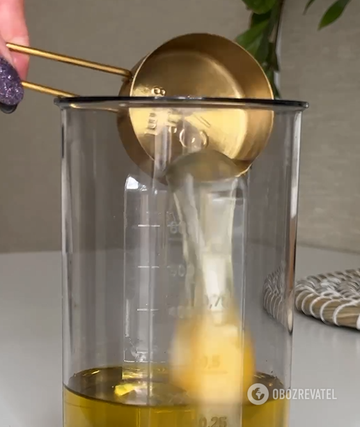 Mixing oil with egg