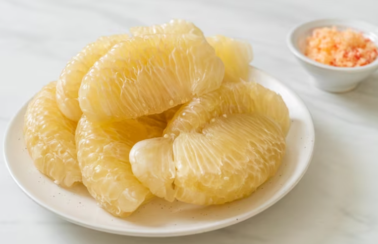 How to peel a pomelo in a few minutes: three basic tips