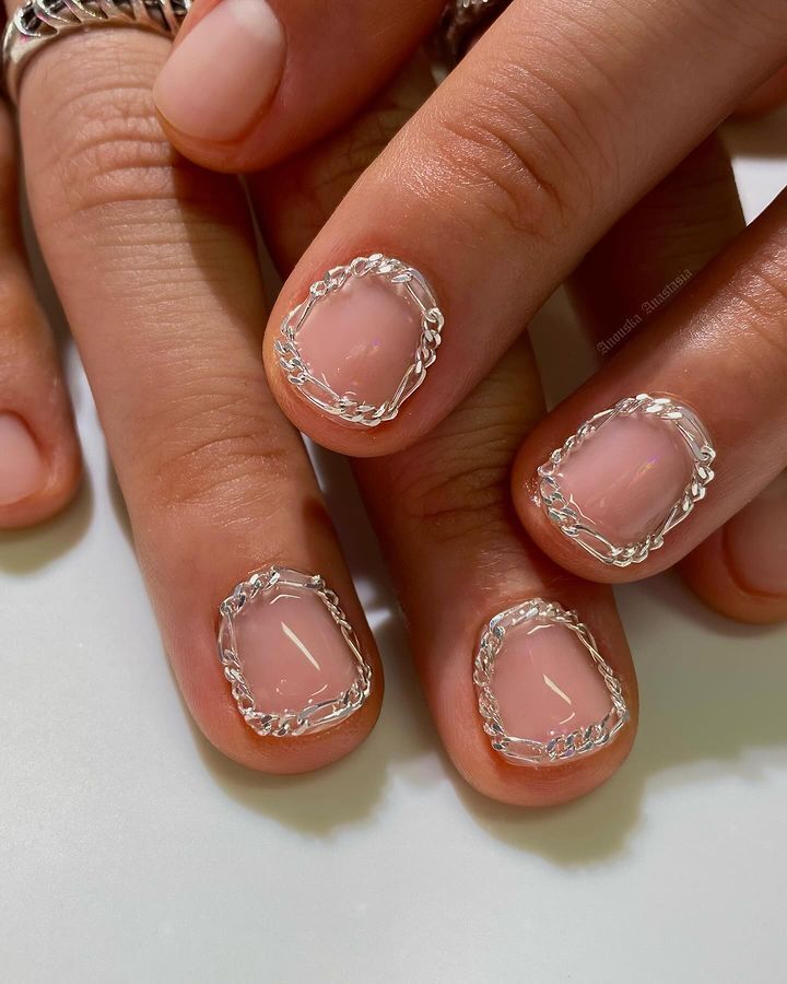 Men do manicures with jewelry: the network was shocked by a trend that is gaining popularity in London. Photo