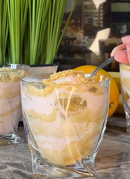 An elementary no-bake dessert in a glass: you only need 4 ingredients