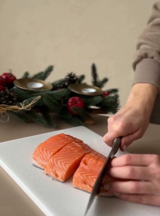 Not only on sandwiches: how to bake red fish for a festive table