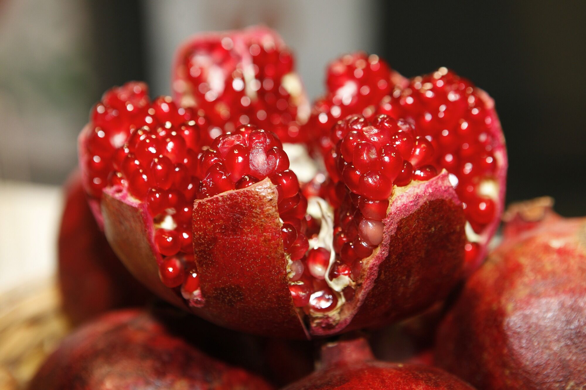 How to quickly peel a pomegranate: 3 simple tricks