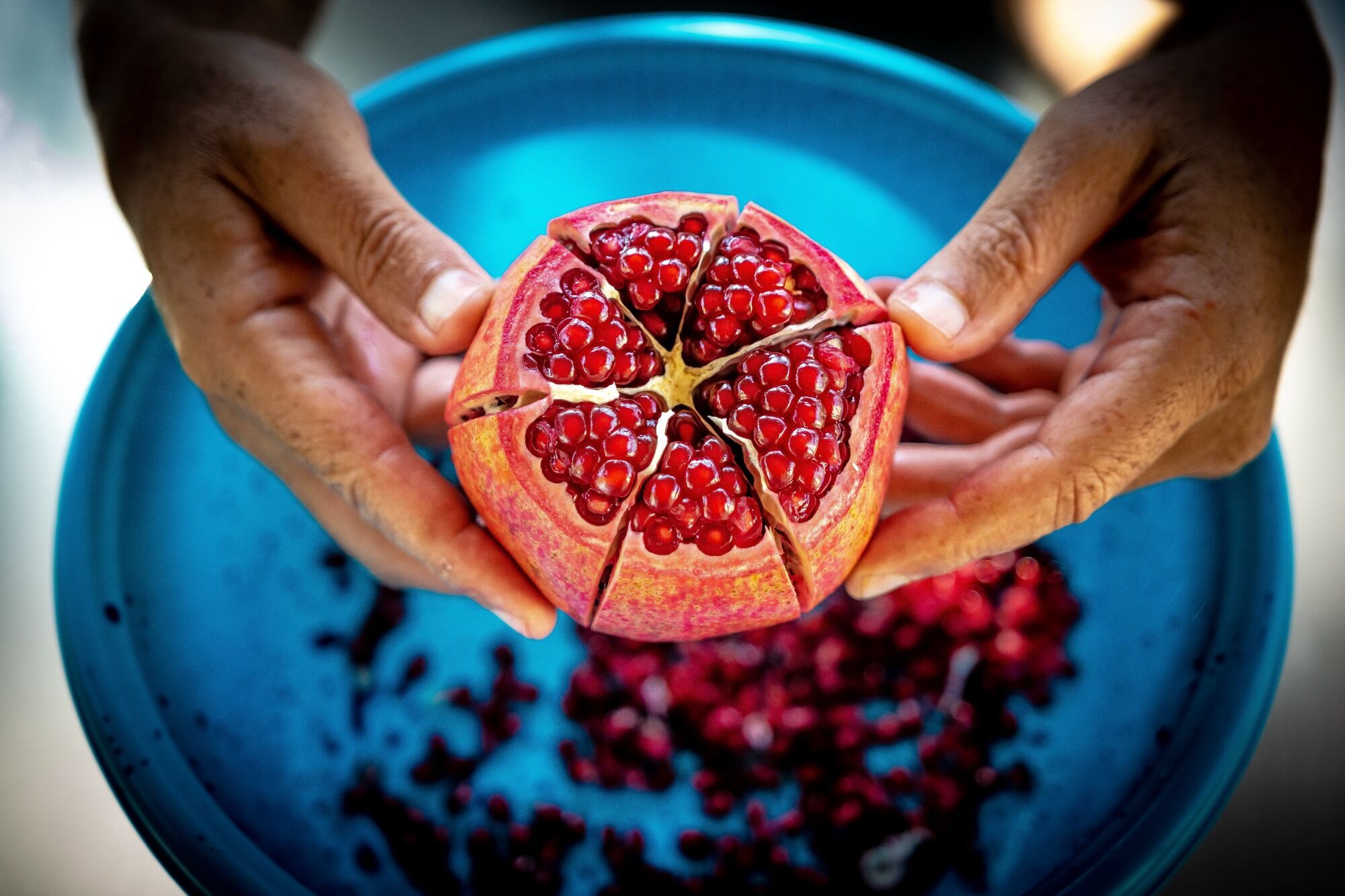 How to quickly peel a pomegranate: 3 simple tricks