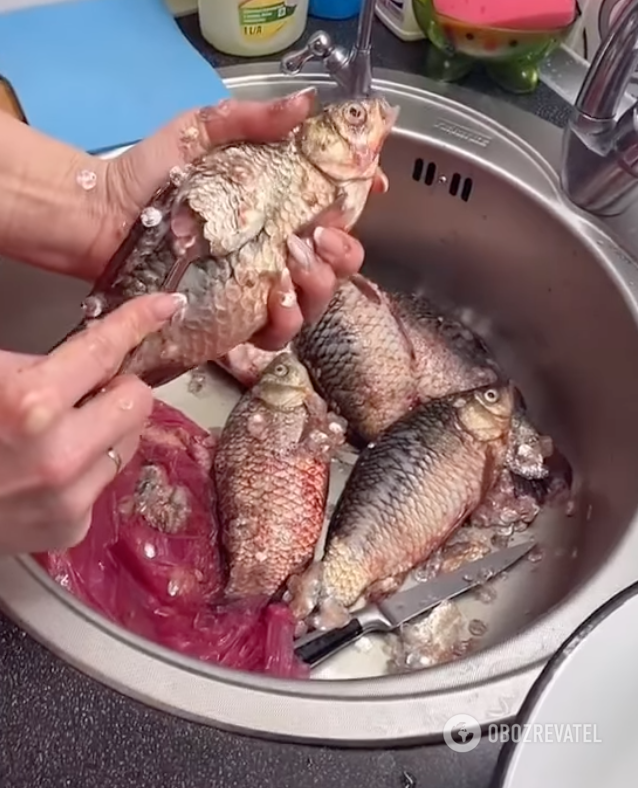How to clean fish with a spoon