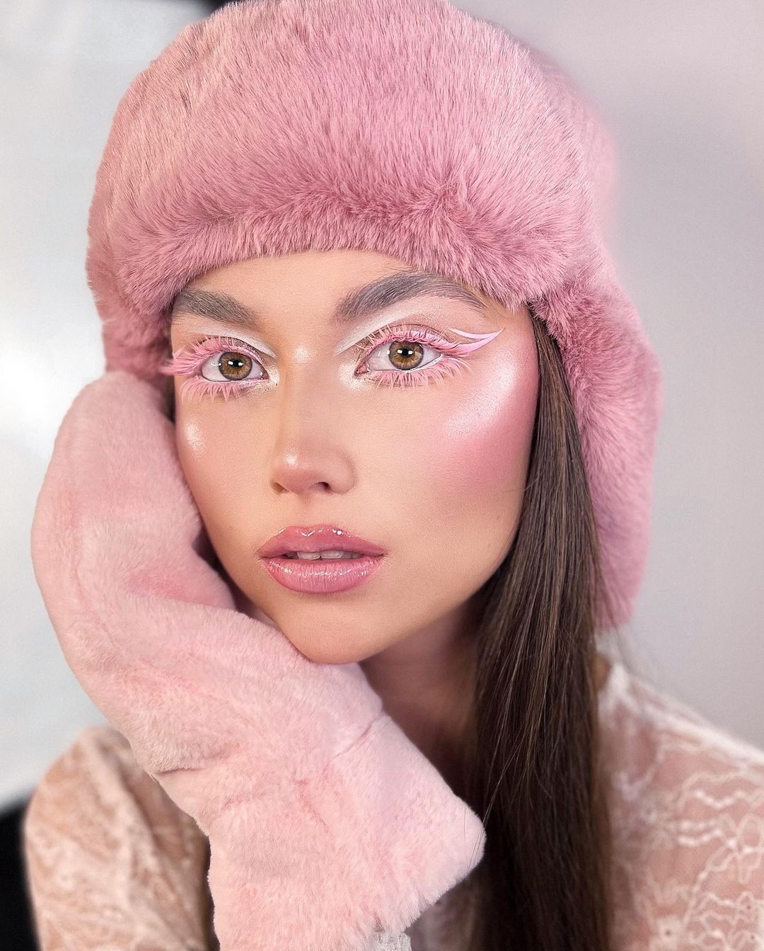 With glitter: 5 interesting makeup ideas for celebrating New Year 2024