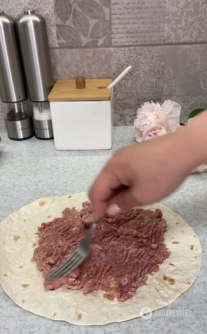 How to make a burger with pita bread: a lazy version of the famous dish