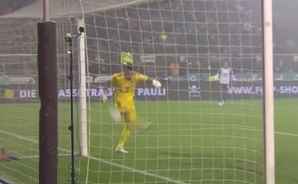 The goalkeeper of the famous club scored the ''own goal of the century'' in the German championship. Video