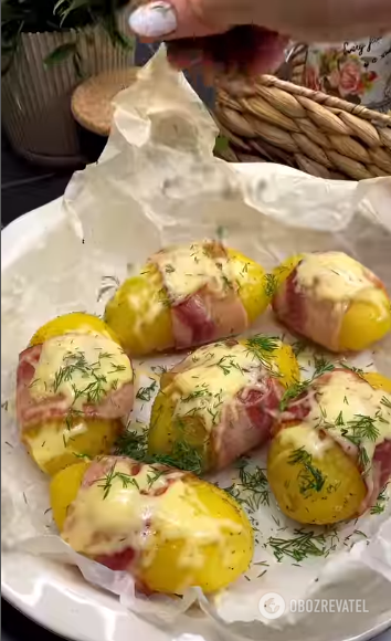 How to bake whole potatoes to make them juicy: an elementary idea
