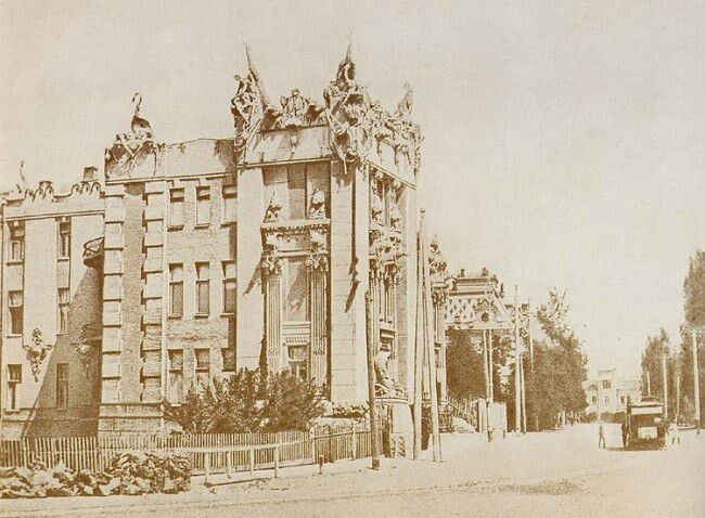 The network showed what the House with Chimeras looked like in Kyiv in the early 20th century. Photo