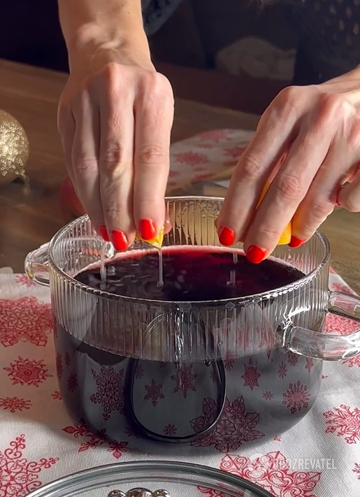 Delicious homemade mulled wine with grapes and orange: perfectly warms in cool weather