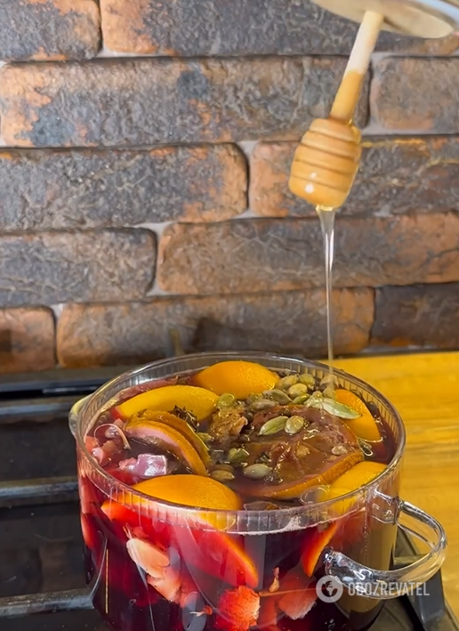 Delicious homemade mulled wine with grapes and orange: perfectly warms in cool weather